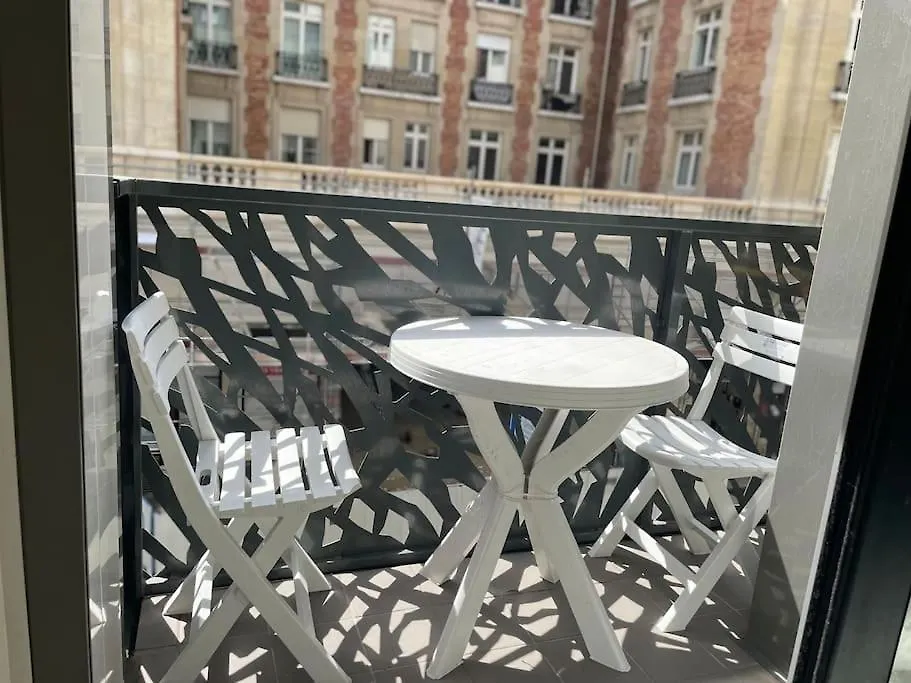 Apartment In The Heart Of The Champs Elysees With Balcony Παρίσι